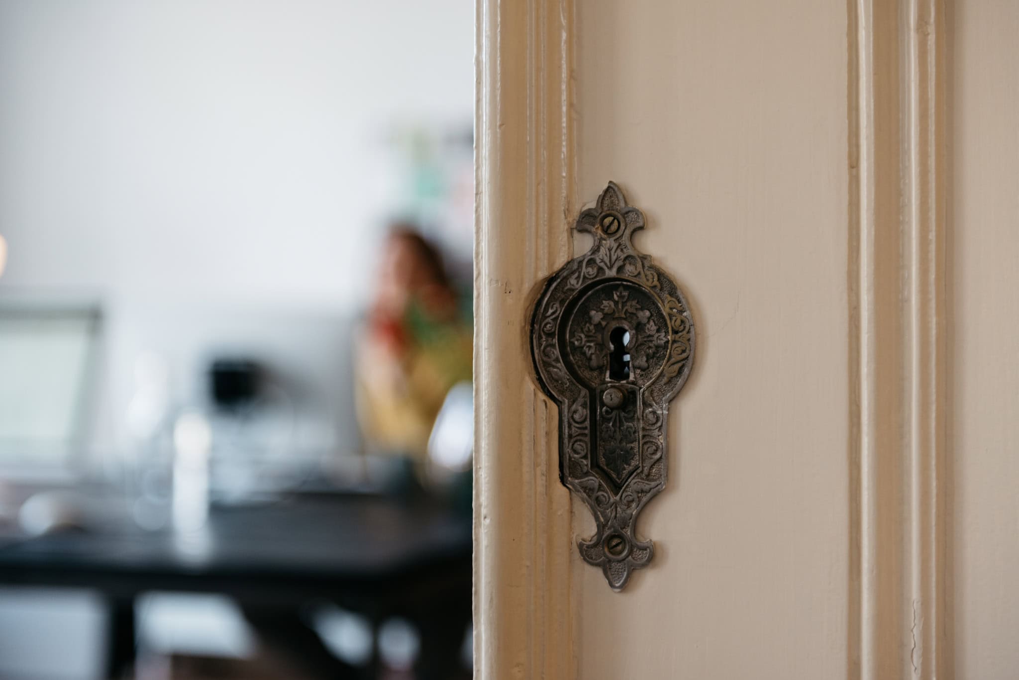 Doorkijk deur, wij kijk naar de mensen achter het cv