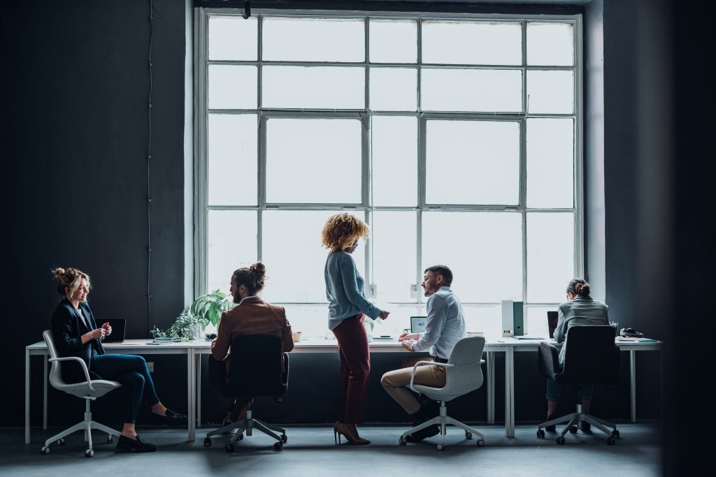 Businessprofessionals werken aan laptops in kantooromgeving